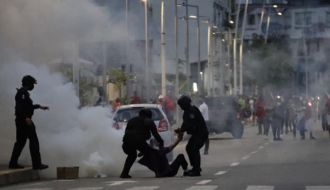Agentes de policía arrestan a manifestantes durante unas protestas frente a la Asamblea Nacional en Ciudad de Panamá.