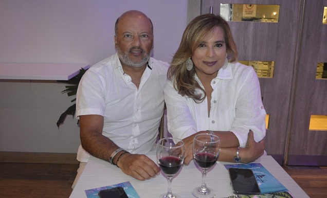 Carlos Sandoval y la representante de sector gastronómico de Zazué Plaza, Pilar Rodríguez. 