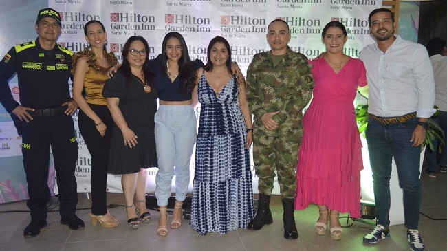 Coronel Pedro Saavedra, Angélica Silva, Rosa Rueda, Mayra Poveda, Cecilia Vargas, el teniente coronel del Ejército Nacional, Edwin Cano, Diana Giraldo y Javier Quintero.