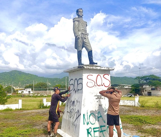La base de la escultura fue hallada con grafitis y demás afectaciones.