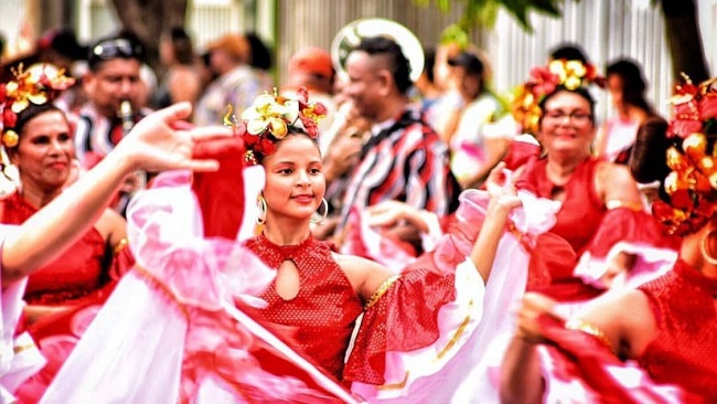 Una de las actividades en la que se reúnen un importante número de personas, es el Desfile Folclórico.