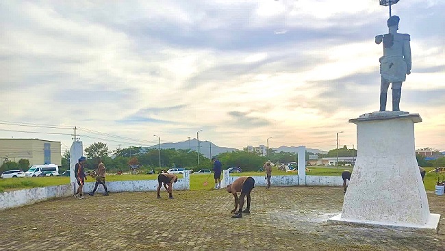Miembros de la Estación Primaria de Guardacostas de Santa Marta se unieron para rescatar la escultura del Almirante Padilla.