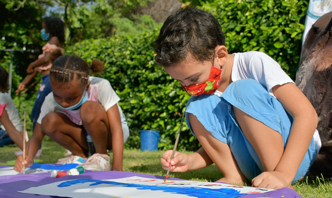 Desde las 9:00 de la mañana de este sábado 30 y domingo 31 de julio en el Camellón de la bahía los niños podrán realizar actividades como el taller de pintura.