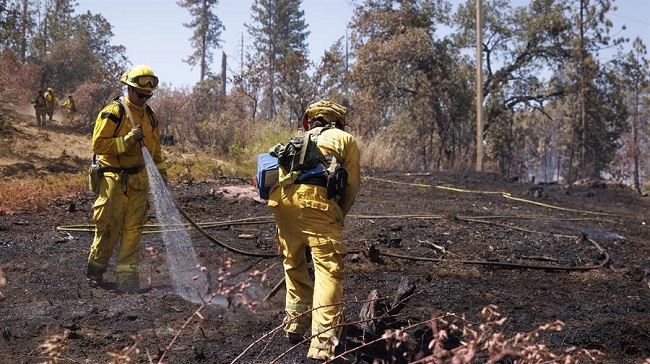 Los bomberos trabajan en operaciones de limpieza y contención en el Oak Fire que comenzó en el borde del Parque Nacional Yosemite.