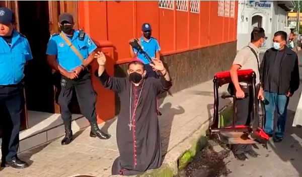 Monseñor Rolando Álvarez, el Obispo de Matagalpa, Nicaragua es vigilado por personal de la Policía Nacional.  Foto Aciprensa