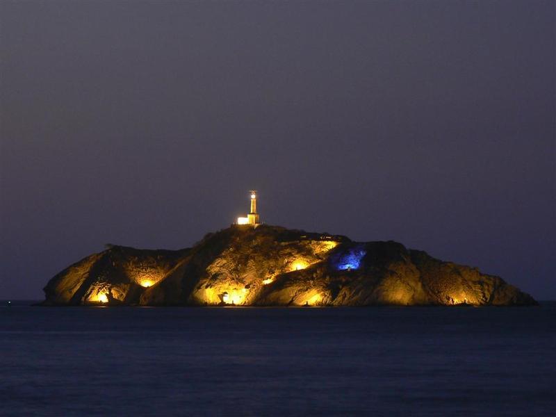 Las autoridades instalaron unos paneles solares en el ‘guardián’ de la Bahía. 