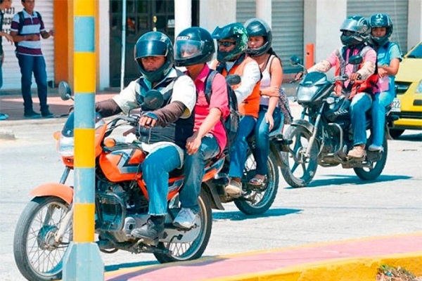 Ya varios conductores obedecen a estas nuevas normas, para poder transportar a familiares y amigos con mayor velocidad a sus respectivos destinos.