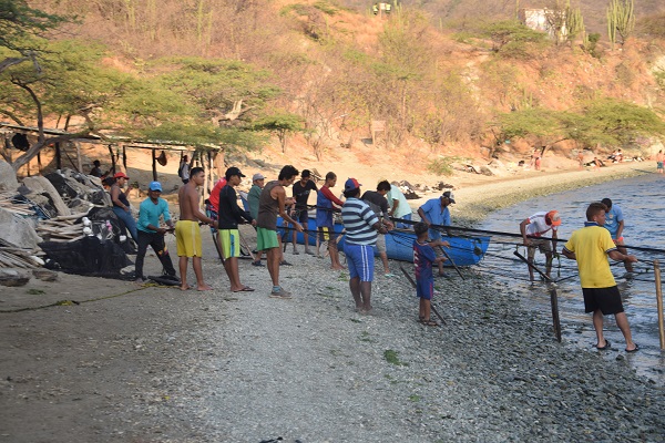 Pescadores artesanales sacan un chinchorro en Genemaka, Taganga.