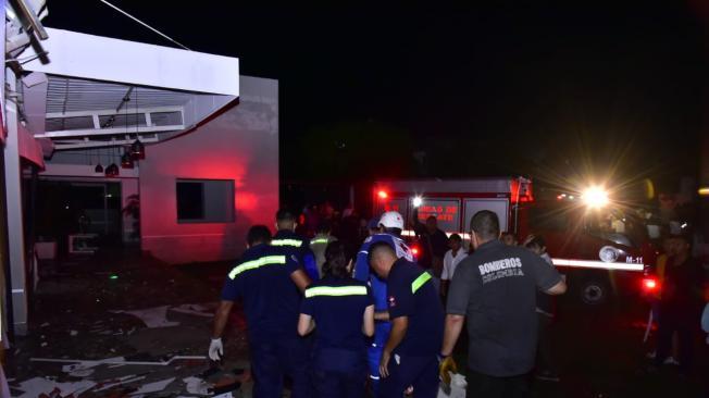 Este es el momento donde socorristas entra a inspeccionar el lugar y ayudar a las víctimas . Foto/Alcaldía de Valledupar