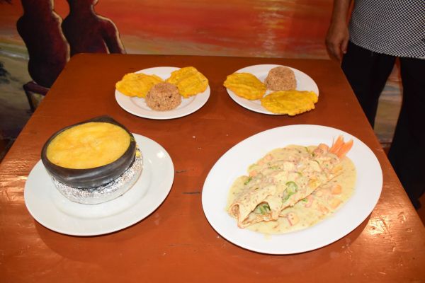 Cazuela de mariscos y lebranche bañado en salsa de coco y frutos del mar. 