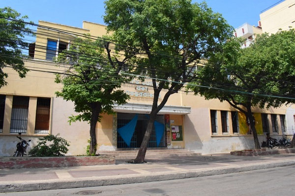 La fachada principal de La Gota de Leche se conserva casi intacta: La histórica edificación, construida en 1942 por el gobernador Pepe Vives De Andréis  se ha convertido en un símbolo de la cultura y la historia samaria.
