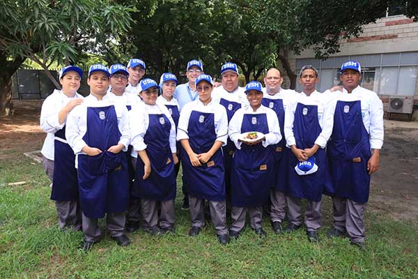Estudiantes del programa de Gastronomía de la Institución Universitaria de Santa Marta (USM), responsables de la preparación de la receta, junto al director del programa, Redames Ferreira. Derechos reservados EL INFORMADOR