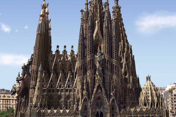 La aparente extrañeza de la Sagrada Familia no responde a un deseo de extravagancia. Todo lo contrario, Gaudí rechazaba la decoración arbitraria. Su objetivo era construir siguiendo las mismas leyes que organizan el crecimiento de los árboles, las montañas, los huesos o los cristales minerales. (Foto EFE)