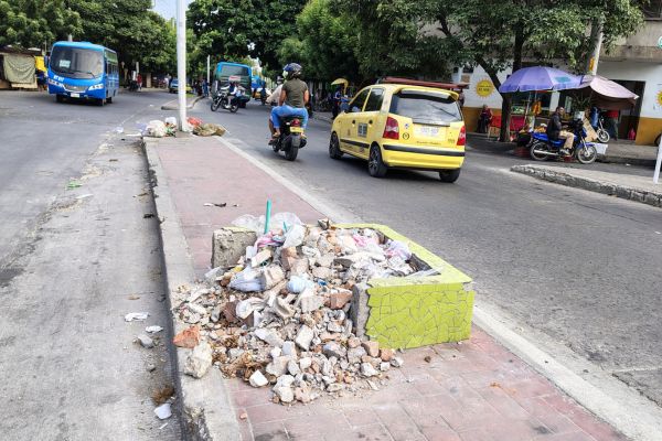 La acumulación de escombros y residuos de construcción sobre el separador peatonal reduce el espacio destinado al tránsito ciudadano y afecta la imagen urbana en la avenida del Ferrocarril con la calle de la Cruz (calle 12). La permanencia de estos desechos contribuye al deterioro ambiental y genera preocupación entre residentes y transeúntes.Foto derechos reservados EL INFORMADOR