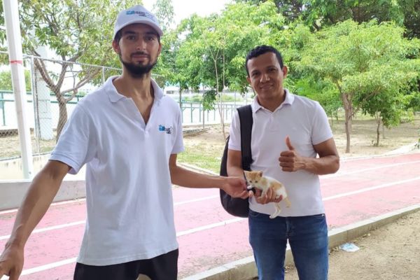 David Medina, representante de 'Gatos CATstrados Colombia', promueve la esterilización, la adopción responsable y el bienestar de los felinos en Santa Marta.