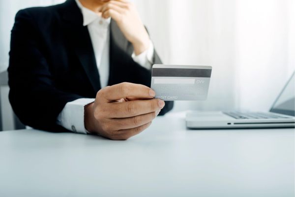 Aunque las modalidades de fraude evolucionan, muchas comparten señales que pueden ayudar a detectarlas. (Foto: EFE/armmypicca-123RF).