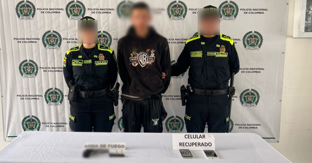 Ledir Antonio Julio Atencio, en su legalización de captura junto a miembros de la Policía Nacional. Foto Policía Nacional