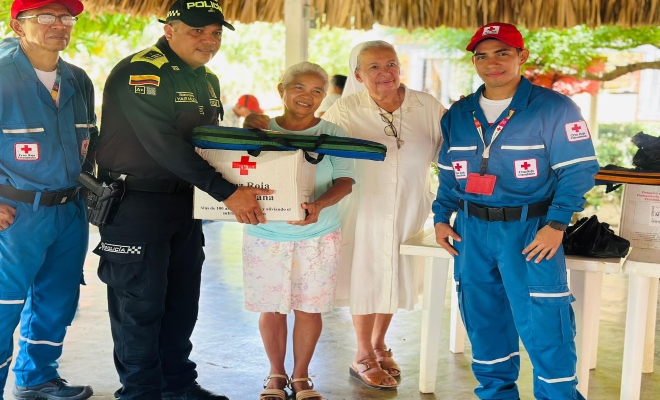 Durante la jornada, 24 mercados fueron distribuidos entre adultos mayores que anteriormente participaron y culminaron programas comunitarios. Foto Policía Nacional 