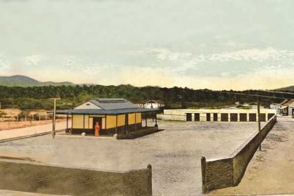 Calle del Comercio o calle 10B; la imagen hace referencia a los primeros años de esta calle que colindaba con la desaparecida línea férrea. Foto: Cortesía. Archivo EL INFORMADOR