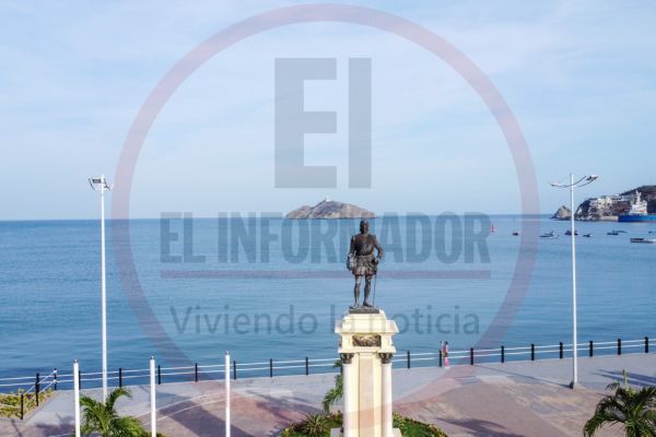 La estatua de Rodrigo de Bastidas, fundador de Santa Marta, se erige como símbolo histórico en el corazón de la Bahía, destacando en el paseo peatonal y la avenida que llevan su nombre. Derechos Reservados/ELINFORMADOR