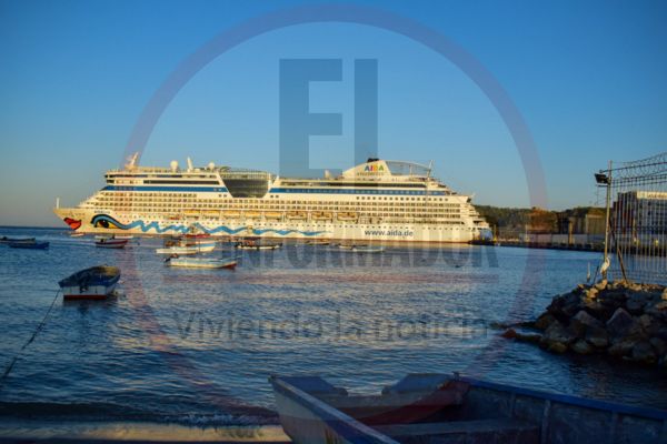 Crucero Aida Bella en el puerto de Santa Marta; cada arribo dinamiza la economía local y fortalece el turismo sostenible en la ciudad. Derechos Reservados/ELINFORMADOR