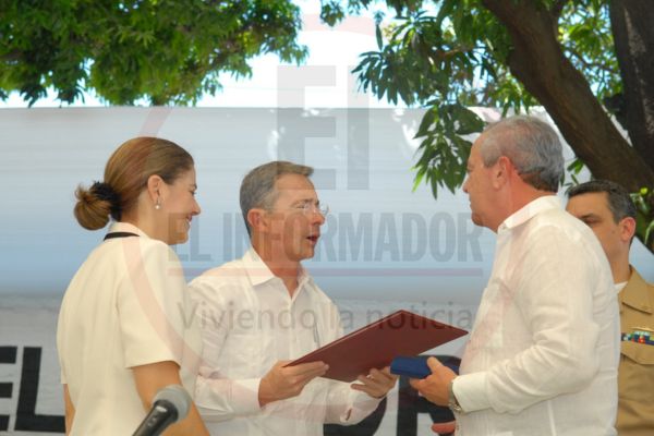 El presidente Álvaro Uribe Vélez entregó al director Alfonso Vives Campo, la medalla al Mérito de las Comunicaciones “Manuel Murillo Toro”, Primera Clase en Oro con la presencia de la ministra de esa cartera María del Rosario Guerra en visita a las instalaciones de EL INFORMADOR. Derechos Reservados/ELINFORMADOR 