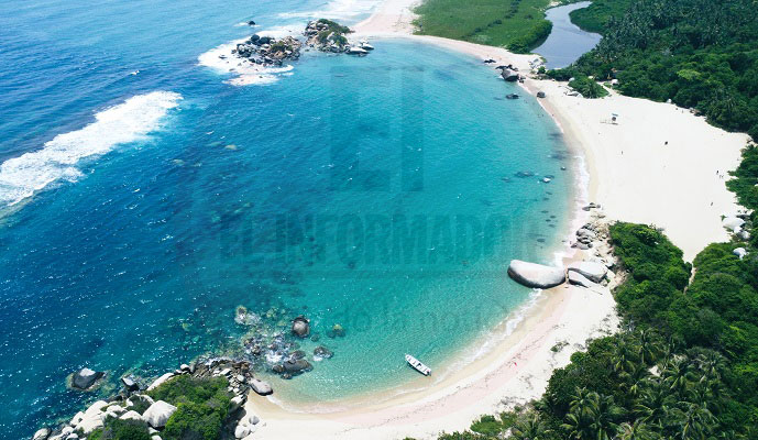 En Arenilla, el mar ofrece aguas claras y tranquilas, convirtiéndola en el lugar perfecto para nadar y practicar snorkel entre peces tropicales y arrecifes de coral.