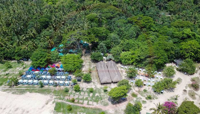 Esta playa cuenta con zonas de camping y alquiler de hamacas. Esta playa se comunica con otras playas por senderos rodeados de frondosa vegetación.