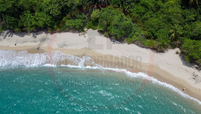 Debido a su ubicación, Boca del Saco es menos visitada que otras playas del Parque, lo que la convierte en el sitio ideal para quienes buscan privacidad y contacto con la naturaleza sin distracciones. Debido a su ubicación, Boca del Saco es menos visitada que otras playas del Parque, lo que la convierte en el sitio ideal para quienes buscan privacidad y contacto con la naturaleza sin distracciones.