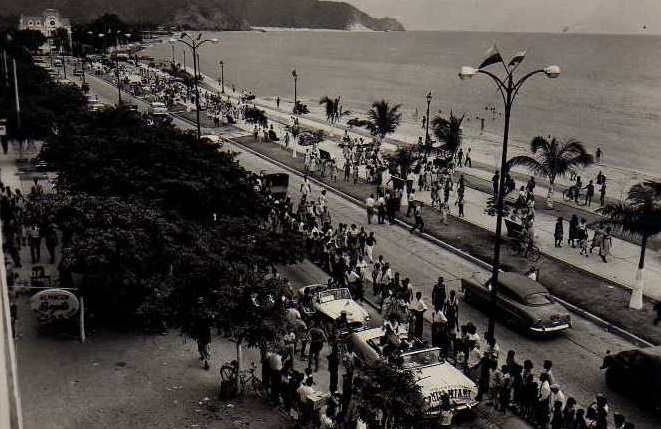 El malecón de la Bahía ha sido lugar de reunión para los grandes eventos de la cultura en Santa Marta. Esta foto data de los años 50.