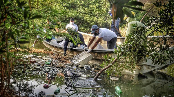 Voluntarios y miembros del Dadsa retiran elementos contaminantes del agua.