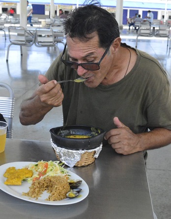 Harold Estrada degustando la cazuela de mariscos.