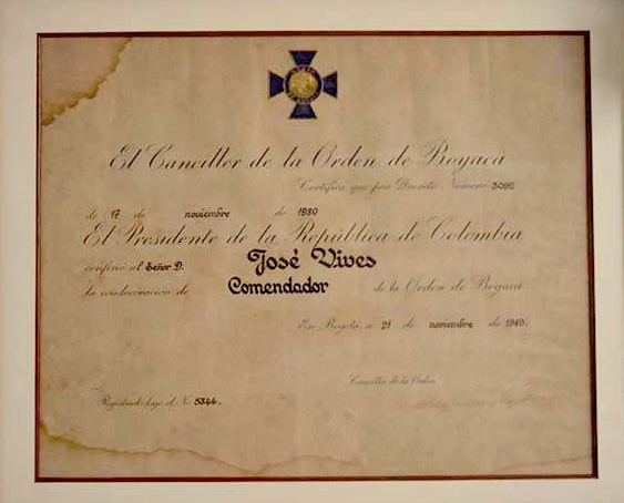 Placa de la condecoración recibida, la Orden de Boyacá en el grado de Comendador.