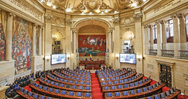 El Congreso de la República aprobó la Ley 1874 del 27 de diciembre de 2017, que volvió obligatoria la enseñanza de historia en los colegios.