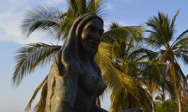 Homenaje a la etnia Tayrona. Lugar: Bahía de Santa Marta. Año: 1993. Autor:  Héctor Lombana, escultor magdalenense. 