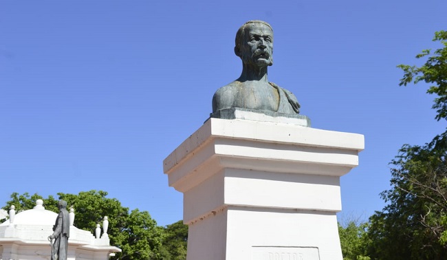 El Centro Histórico de Santa Marta concentra la mayor parte de los monumentos de la ciudad, en la fotografía de fondo la estatua del general Francisco de Paula Santander y en primer plano el expresidente Manuel Murillo Toro. 