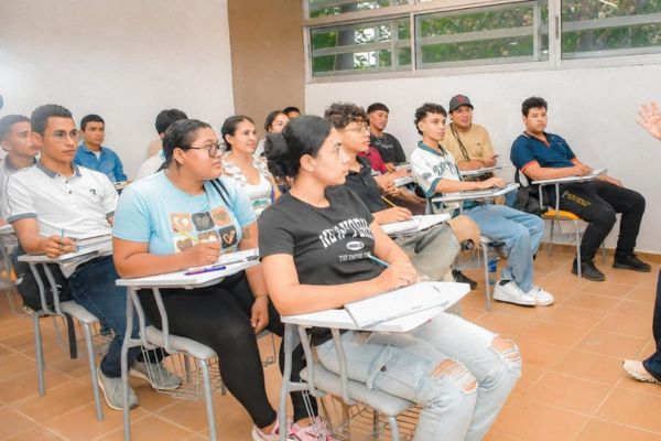 Jóvenes en proceso de orientación vocacional analizan opciones académicas en instituciones educativas de Santa Marta y el Magdalena.Foto: SENA Santa Marta.