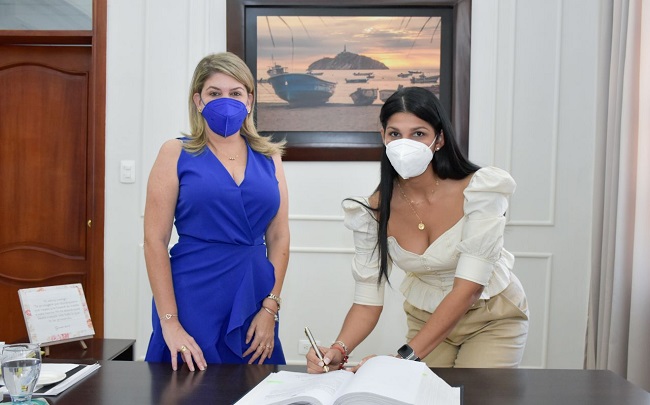 La Directora del Dadsa tomando posesión ante la Alcaldesa Virna Johnson.