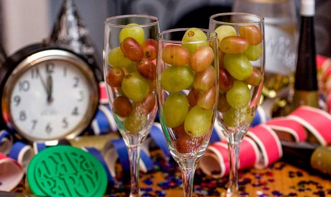 Comer 12 uvas es una de los agüeros más extendidos del mundo. La tradición de comer 12 uvas exactamente a las 12 de la noche llegó a América Latina desde España.