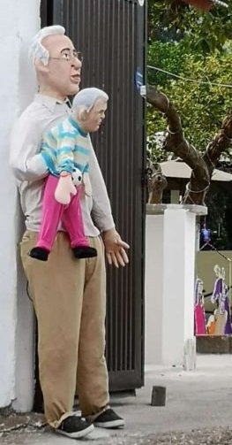 Políticos colombianos también son satirizados a través de estos muñecos, en la imagen el presidente Iván Duque junto al expresidente Álvaro Uribe Vélez.