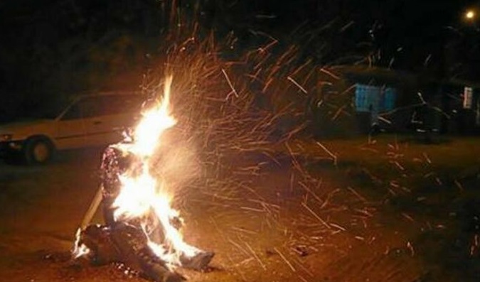 Una tradición que poco a poco desaparece, pero que en el pasado representó un ritual de año viejo, algo que simbolizaba la purificación y el alejar la mala suerte o las energías negativas del período del año que terminaba.