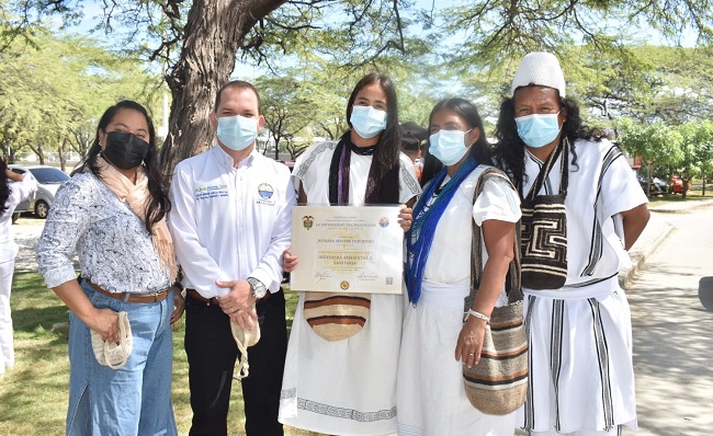 Jeymara Mestre Izquierdo, acompañada de José Torres Villafañe, Ledys Izquierdo Torres, y Carlos Barraza, director del programa de Ingeniería Ambiental y Sanitaria de la Universidad del Magdalena.