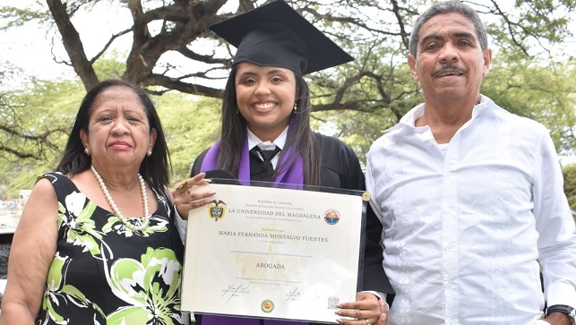 María Fernanda Montalvo Fuentes acompañada de sus padres.