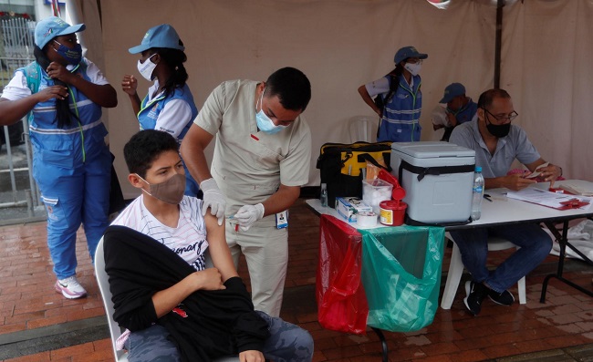 La vacunación en Colombia ha sido autorizada para menores de edad y recientemente fue informado por el Ministerio de Salud que se pedirá carné de vacunación con esquema completo para acceder a eventos como conciertos, cines, ferias y en lugares como restaurantes, parques de diversiones, museos y estadios.