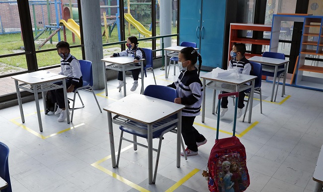 En el 2021 la educación en Colombia volvió a ser presencial, por lo menos en los colegios que lograron adecuar sus instalaciones y garantizar el cumplimiento de los protocolos de bioseguridad exigidos por el Ministerio de Salud. El retorno se ha dado de manera gradual y la presencialidad todavía no es obligatoria. 