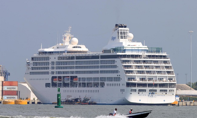 Fotografía del crucero Seven Seas Cruises atracado en el muelle turístico de la Sociedad Portuaria, en Cartagena. El 22 de diciembre de 2021 las autoridades sanitarias negaron el permiso de desembarque a los pasajeros y tripulantes por llevar a bordo siete casos positivos de covid-19. 