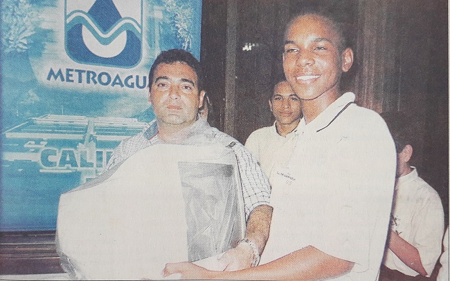 El ganador del concurso Deidmir Guerrero Moreno recibió un computador con todos sus accesorios, entregado por el Gerente Técnico de Metroagua, Abraham Cure.