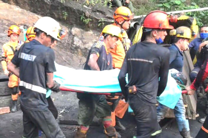 la Agencia Nacional de Minería coordinó el ingreso de cinco rescatistas con equipos de oxígeno para evaluar la situación atmosférica del túnel.