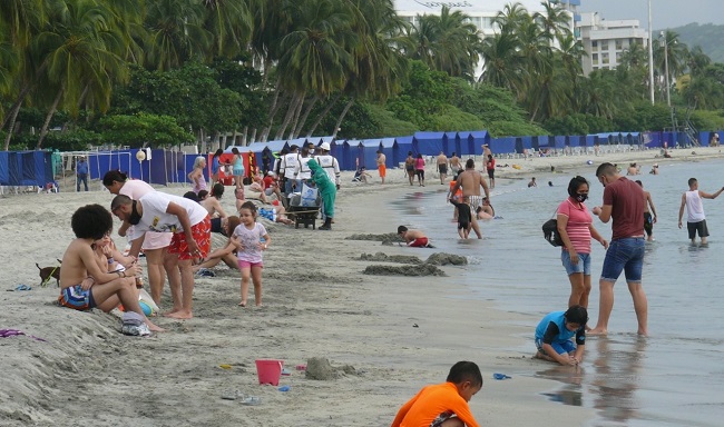 El uso del tapabocas es obligatorio en la playa, excepto dentro del agua. 