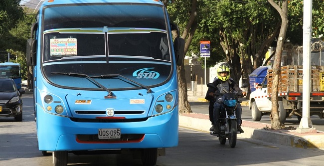 Los que se movilizan en moto y bicicleta, tienen que tener claro cuál es el lado que les corresponde según la norma.